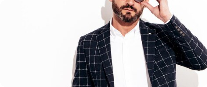 Надпись «формальный» с мужчиной в очках на фоне