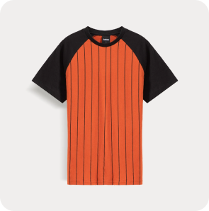 Чёрно-оранжевая футболка с полосами