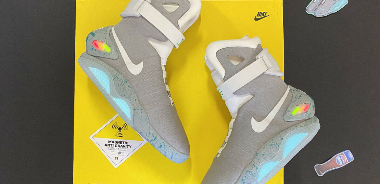 Кроссовки Nike Air Mag лежат на жёлтой коробке